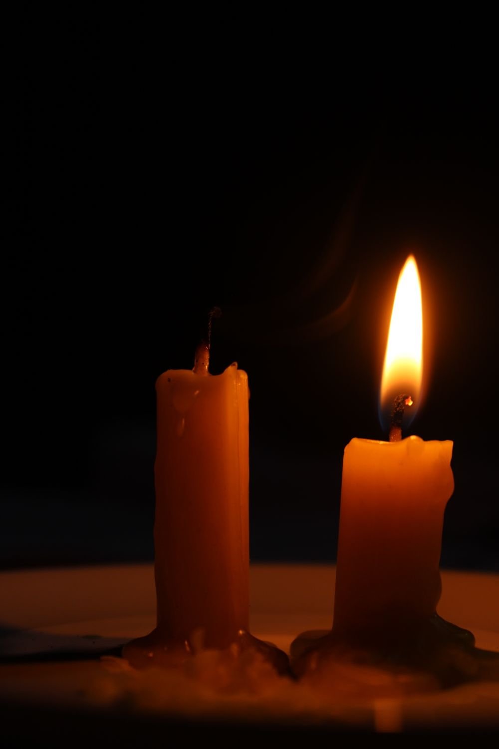 Detalhe de duas velas acesas