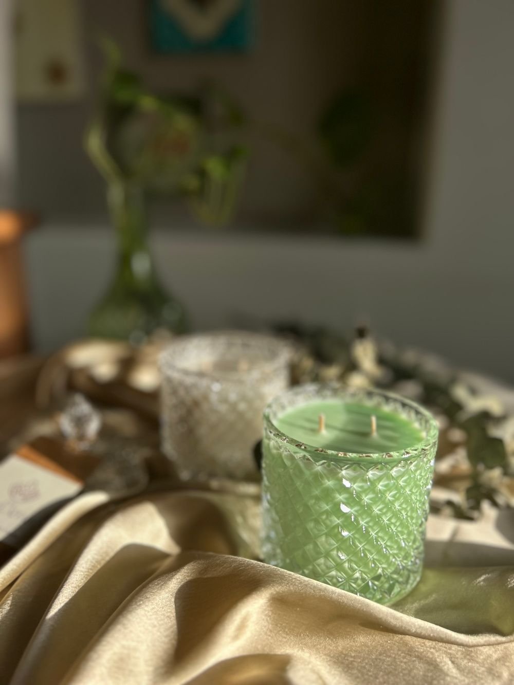 Velas em potes de cristal sobre tecido