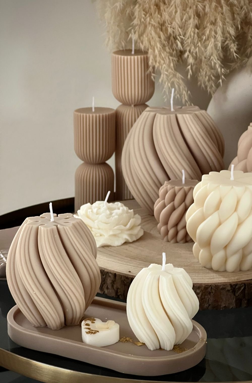 Velas artesanais esculturais em tons de bege