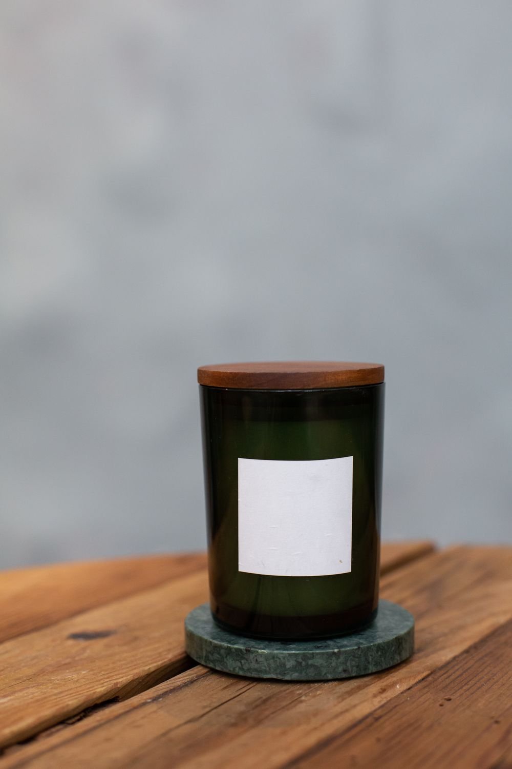 Vela em pote verde com tampa de madeira