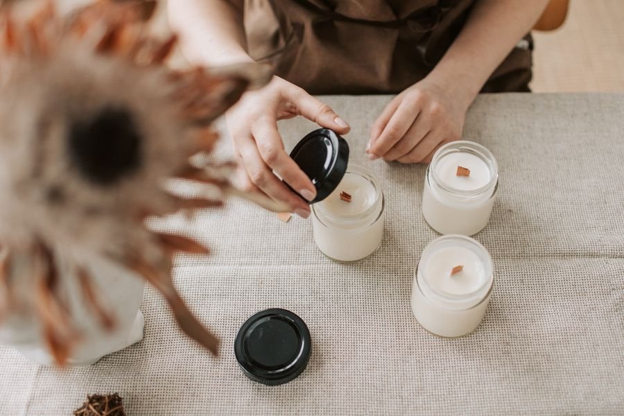 Pessoa produzindo velas artesanais